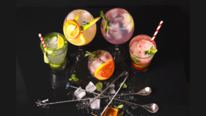 Bunte Cocktails selbst kreieren beim Cocktailkurs